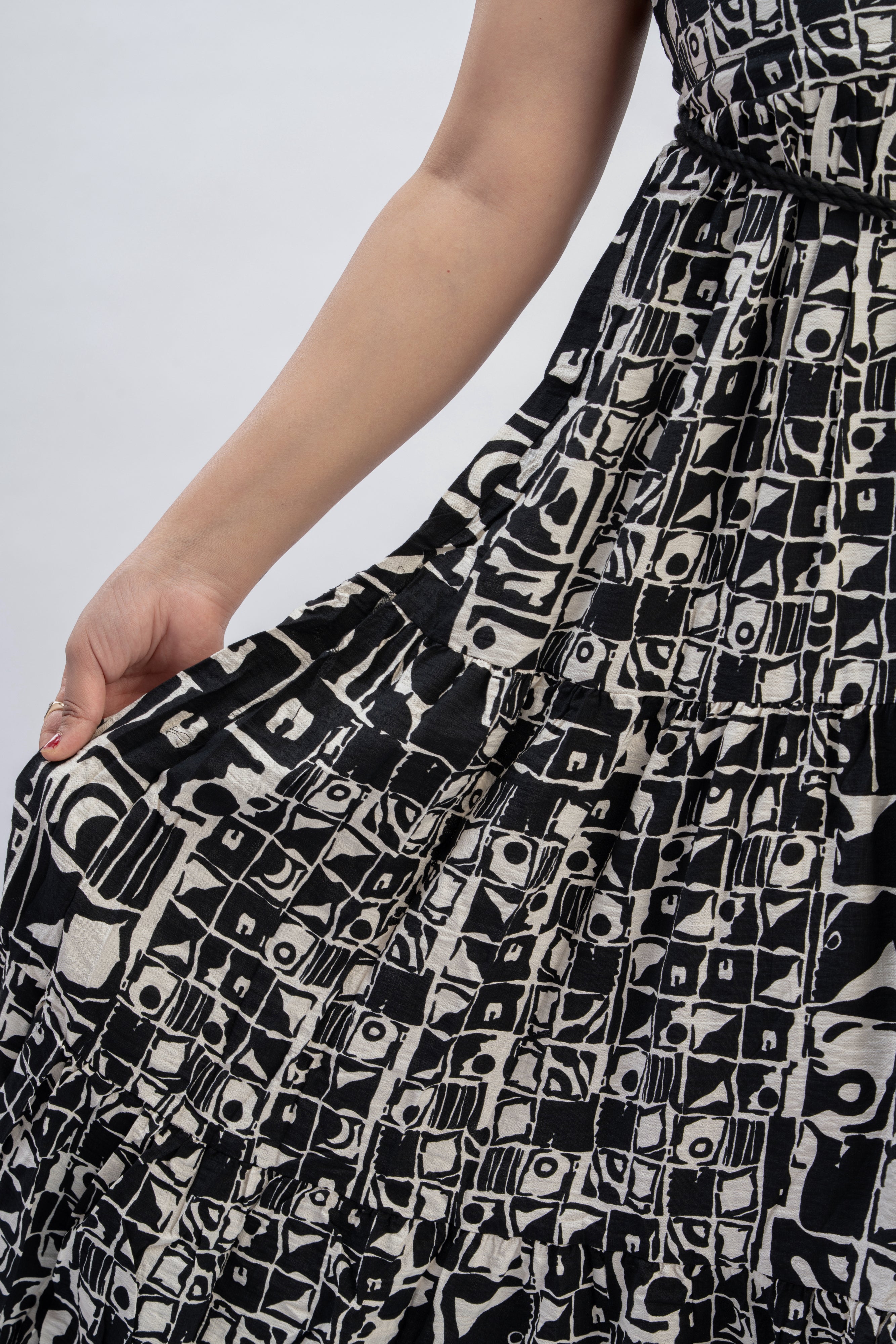 Women’s Abstract Printed Sleeveless Tiered Midi Dress